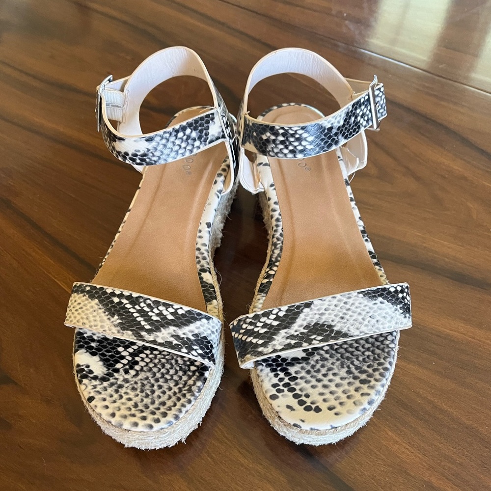 Bamboo faux snakeskin platform sandals.      Size 7.5